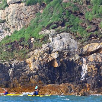 Kayak entlang die Küste in Sud Bretagne